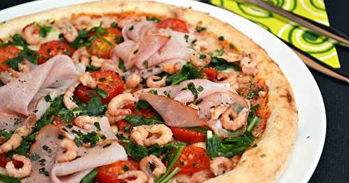 Pizza aux tomates cerise, jambon cru, crevettes grises, roquette et estragon