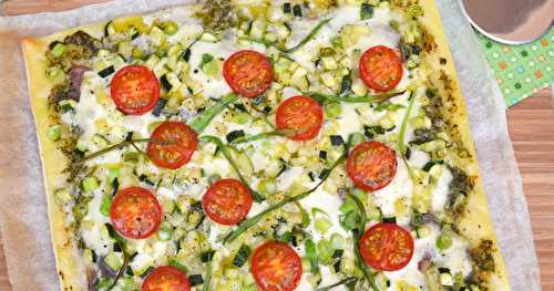 Pizza "verte" au pesto, courgettes, jeunes oignons et jambon cru...