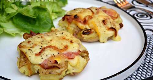 Pommes de terre "tapées" au fromage à raclette, lard fumé et oignons grillés