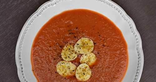 Potage aux tomates et à la banane, épicé au curry et aux baies de Timur