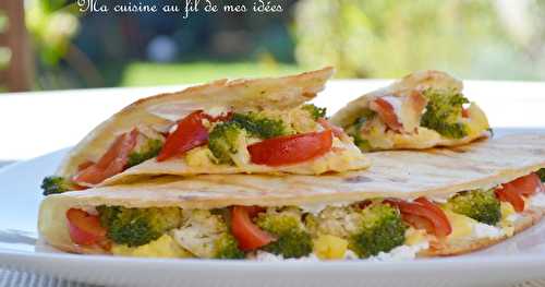 Quesadillas aux oeufs, brocoli, tomates et fromage de chèvre