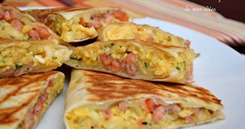 Quesadillas aux oeufs brouillés, saumon fumé et crevettes grises