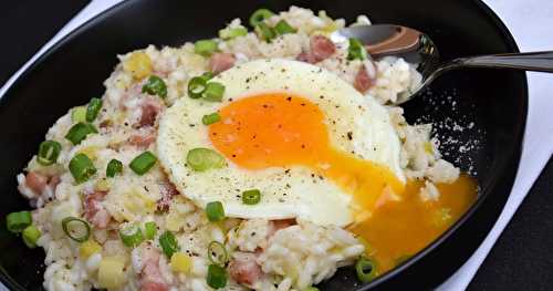 Risotto aux poireaux, lardons grillés et oeuf sur le plat