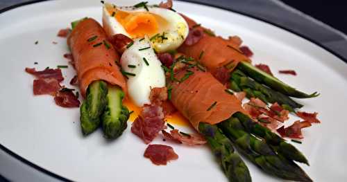 Roulades d'asperges vertes au saumon fumé, oeuf mollet et pancetta grillée