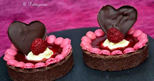 Saint-Valentin : Tartelettes choco, ganache chocolat blanc et coulis de framboises {avec Prêtàgarnir !}