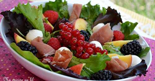 Salade aux pêches, framboises, mûres et groseilles... mozzarella et jambon cru