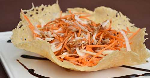 Salade de carottes et chou blanc dans sa corolle de parmesan, vinaigrette au balsamique