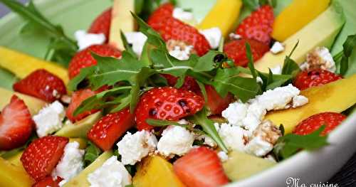 Salade de mangue, avocat et fraises, feta et vinaigrette balsamique