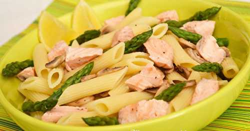 Salade de pâtes au saumon, asperges vertes et champignons