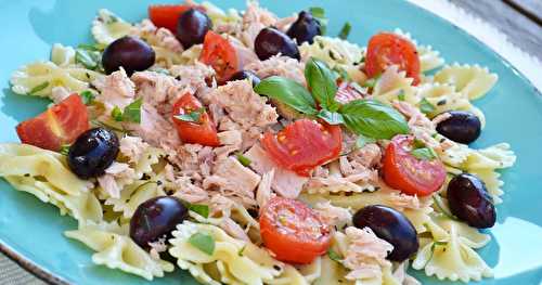 Salade de pâtes farfalle au thon, olives, tomates cerise et basilic...