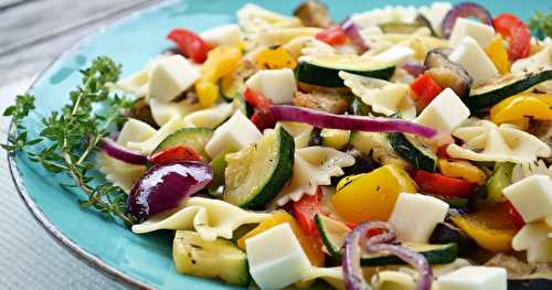 Salade de pâtes farfalle aux légumes grillés, thym et mozzarella