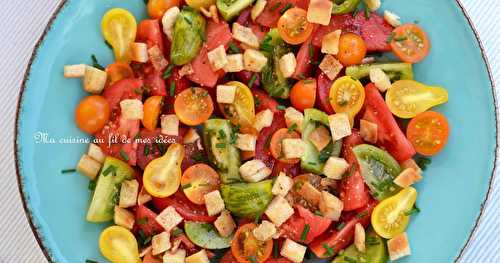  Salade de tomates, croûtons de pain pita à l'ail et vinaigrette balsamique