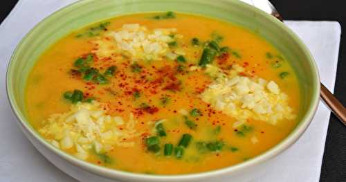 Soupe aux carottes épicée au curcuma, asperges vertes et provolone...