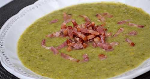 Soupe aux choux de Bruxelles, laitue, maïs et lardons fumés