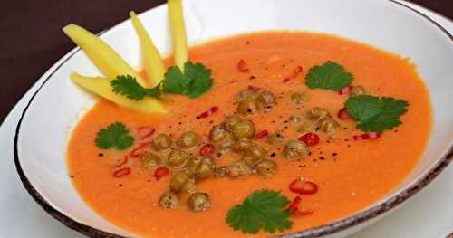 Soupe de carottes à la mangue et au lait de coco, pois chiches grillés
