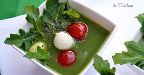 Soupe froide de roquette et courgette aux tomates cerise et à la mozzarella