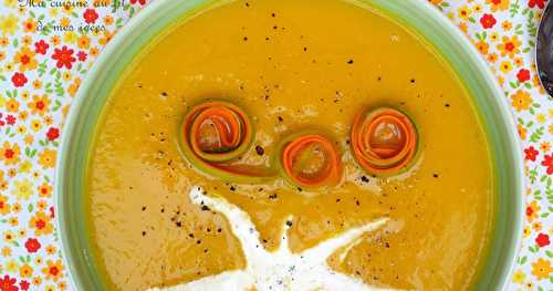 Soupe veloutée aux courgettes et carottes, épicée au curry