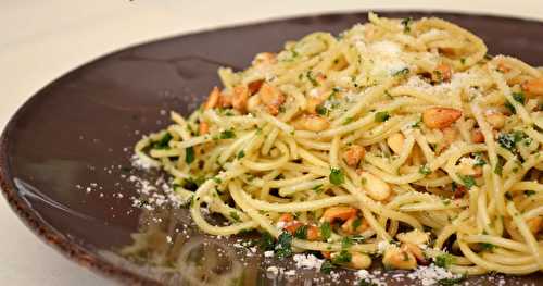 Spaghetti au beurre et pignons de pin (spaghetti con burro e pinoli)