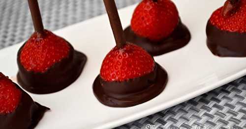 Sucettes fraises-chocolat noir pour les gourmands !