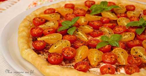 Tarte feuilletée aux tomates cerise, fromage de chèvre et tapenade