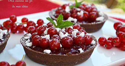 Tartelettes chocolat aux groseilles rouges, coulis et crumbel de meringue {avec Prêtàgarnir !}