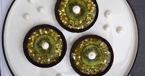 Tartelettes chocolat noir aux kiwis et crumble de meringue