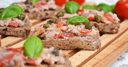 Tartines aux rillettes de maquereau fumé, tomates et câpres