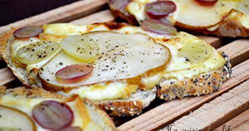 Tartines grillées aux poires, raisins et fromage de Herve