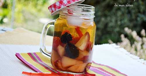 Thé glacé aux pêches, mûres et framboises