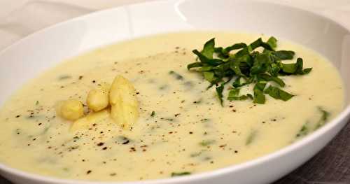 Velouté aux asperges blanches, poireau et épinards crus