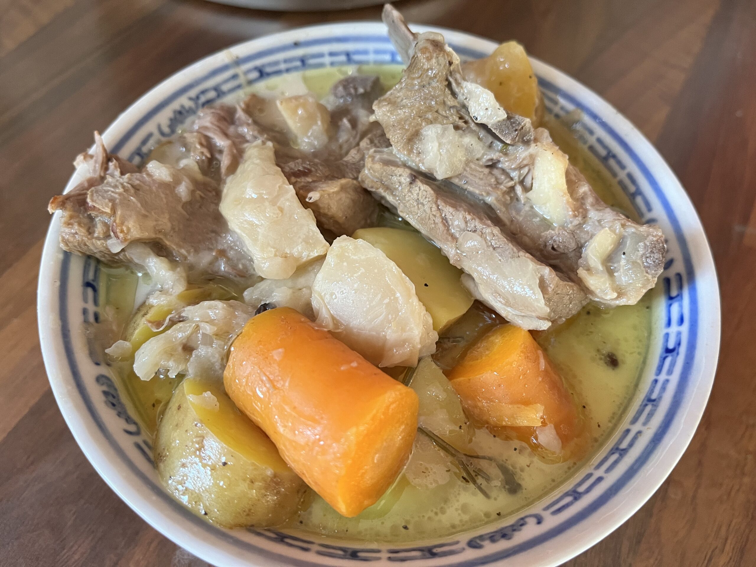 Poitrine d'agneau aux légumes et à la crème