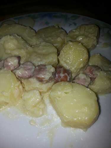 Pomme de terre aux saucisse à la crème de roquefort