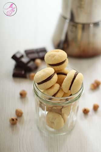 Baci di dama (biscuits sablés italiens fourrés au chocolat)