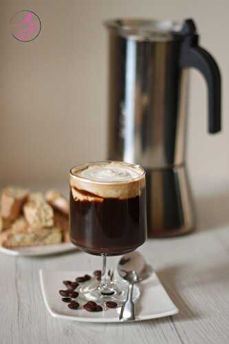 Bicerin (boisson au café, chocolat fondu et crème fouettée)