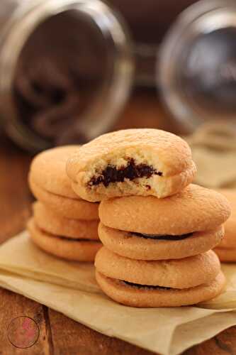 Biscuits moelleux fourrés au chocolat