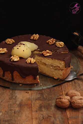 Génoise à l’amande garnie de poires, noix et chocolat