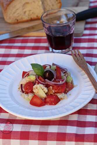 La Panzanella (salade de pain, tomates, concombre, oignon rouge)