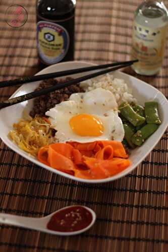 Le Bibimbap (plat coréen œuf, riz, bœuf et légumes sautés)