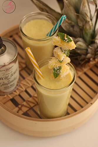 Milk-shake (ou smoothie) à l’ananas, lait de coco et gingembre