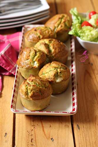 Muffins au pesto à l’ail des ours, feta et tomates confites