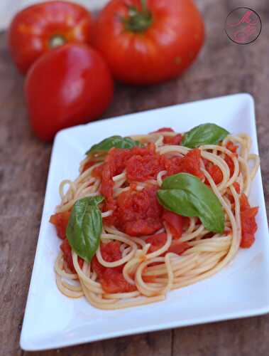 Pâte aux tomates fraîches, ail et basilic