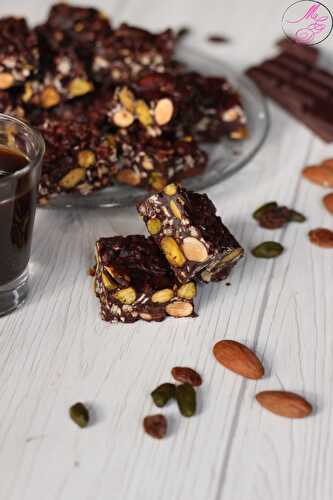 Petits carrés gourmands (chocolat noir, pistaches, amandes, raisins et muesli)