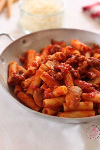 Rigatoni au ragù montanaro (sauce tomate aux champignons et saucisse)