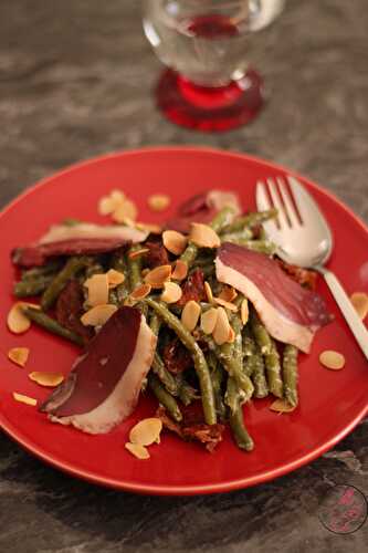 Salade de haricots verts au magret de canard, tomates séchées & amandes effilées