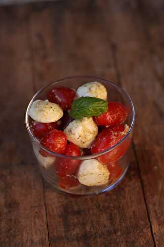 Salade de tomates cerises, billes de mozzarella & pesto