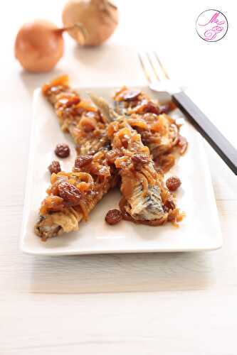 Sarde in soar (Sardines aigre-douces aux oignons et raisins)