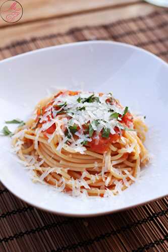 Spaghetti aux tomates fraîches, basilic & pecorino