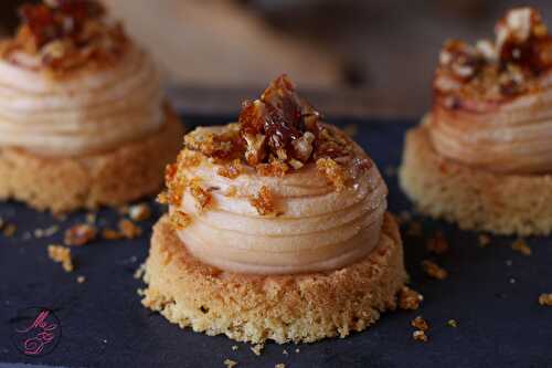 Tarte d’automne [pommes, caramel beurre salé & éclats de noix caramélisées]