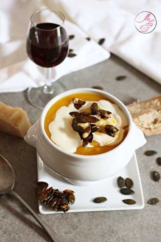 Velouté de courge, crème de parmesan et graines de courges caramélisées