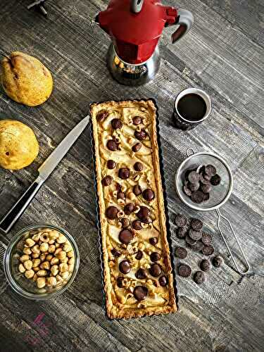 Tarte aux poires, chocolat, crème d’amande et noisettes